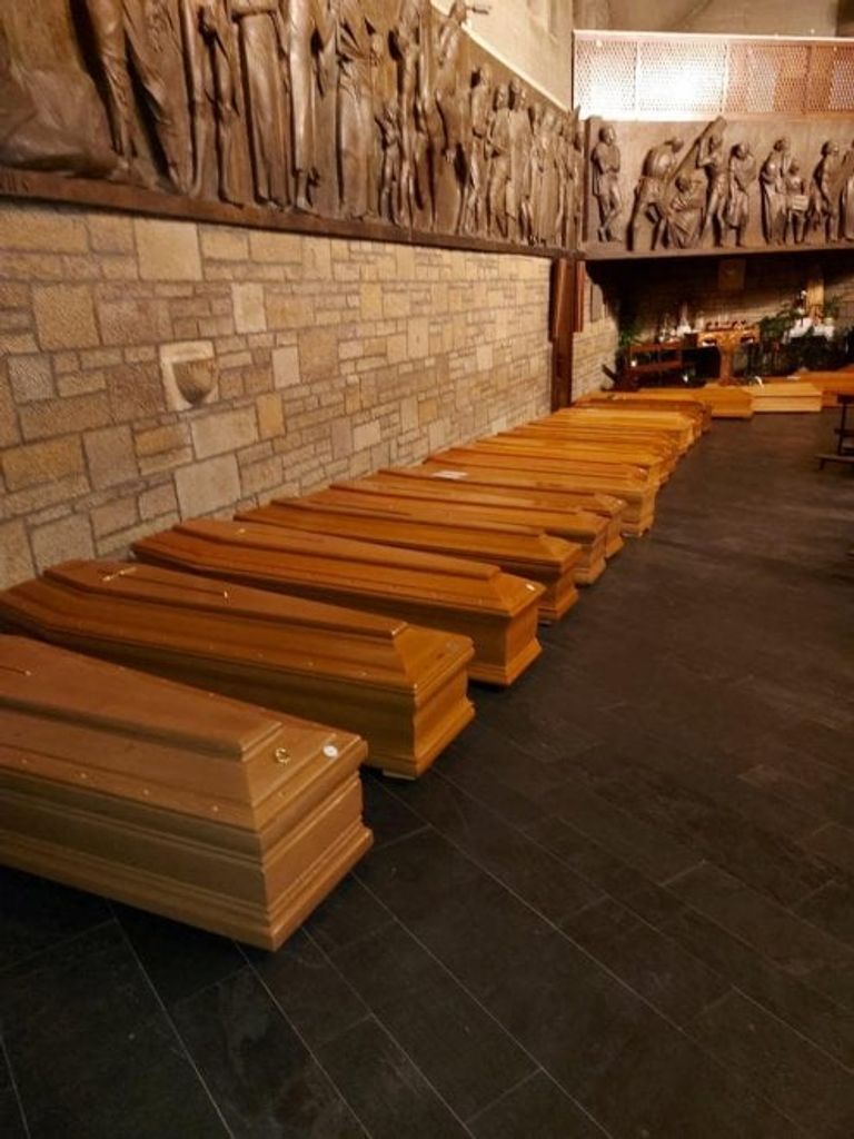 شاحنات الجيش الإيطالي أثناء نقلها جثث المتوفين للمدن الأخرى