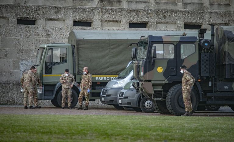 شاحنات الجيش الإيطالي أثناء نقلها جثث المتوفين للمدن الأخرى