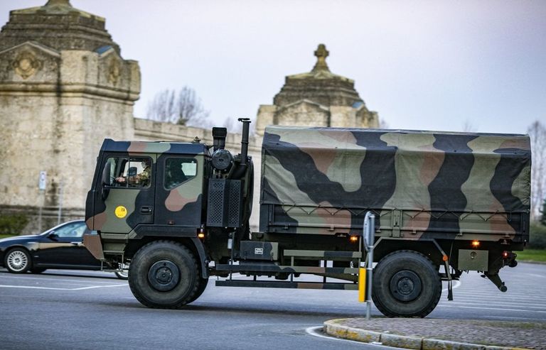 شاحنات الجيش الإيطالي أثناء نقلها جثث المتوفين للمدن الأخرى