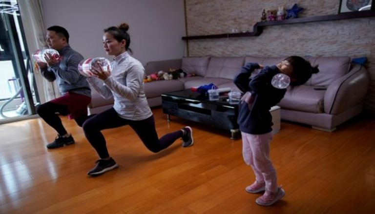 أسرة صينية تمارس الرياضة أثناء الحجر المنزلي