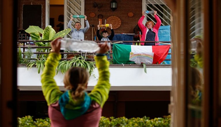 أسرة صينية تمارس الرياضة أثناء الحجر المنزلي