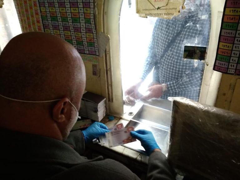 سائح أمام لافتة توعية بمخاطر "كورونا" داخل المتحف المصري