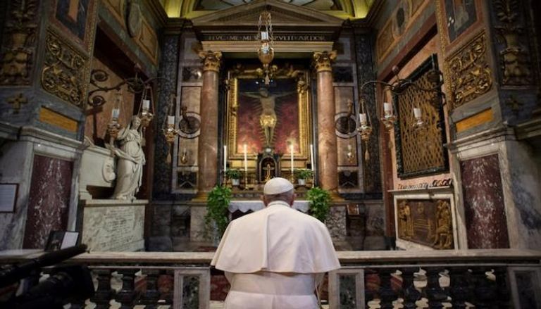 البابا فرنسيس خلال أدائه الصلاة بالفاتيكان