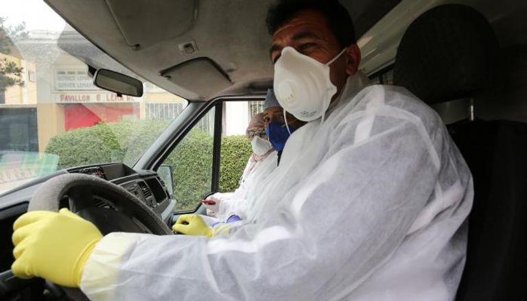 سائق سيارة إسعاف يرتدي الكمامة في الجزائر