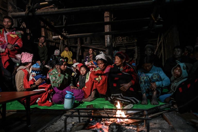 هتان بي تأخذ عينة دم من مريض