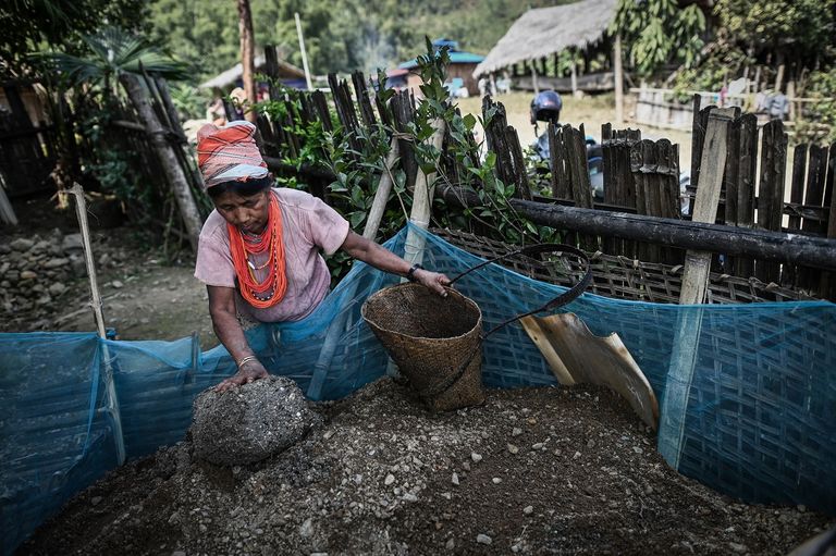 هتان بي تأخذ عينة دم من مريض