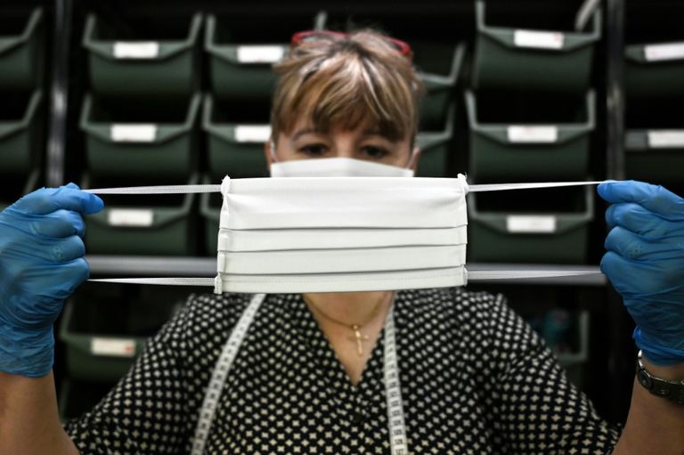 عاملة في المصنع