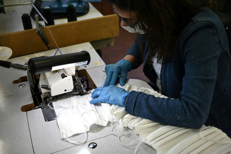 عاملة في المصنع