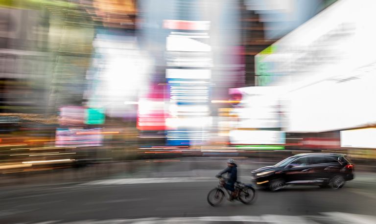 عامل توصيل يحمل الطلبات إلى المكان المحدد