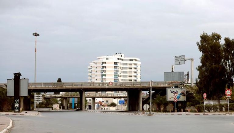 شوارع تونس تبدو خالية قبل فرض حظر التجول