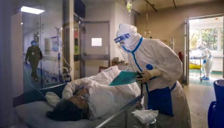 طبيب يعالج مريضة بكورونا في مستشفى بالصين