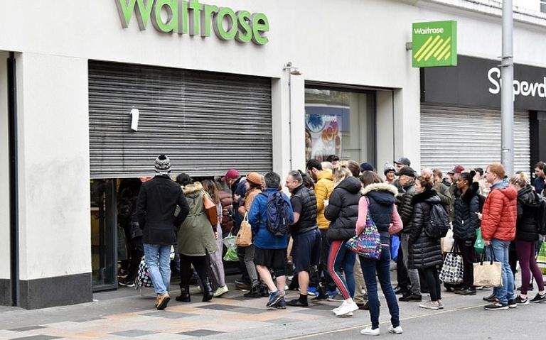 بريطانيون يصطفون خارج أحد المتاجر لتخزين المنتجات جراء مخاوف كورونا الجديد أشخاص يصطفون خارج أحد المتاجر لشراء المستلزمات بعد تفشي كورونا