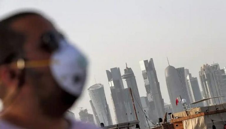 العمال في قطر يعيشون قيد سجن افتراضي بسبب كورونا الجديد - الجارديان