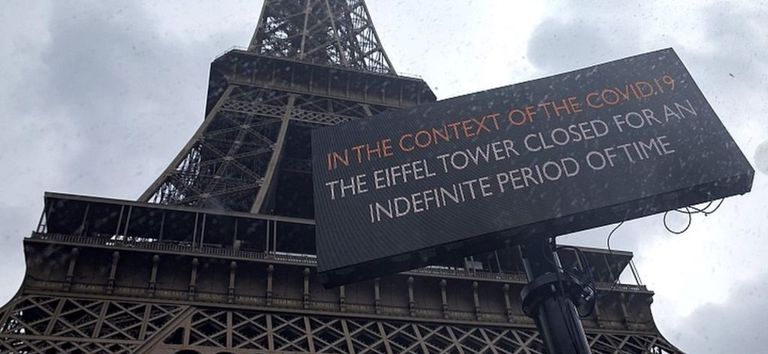 لافتة توضح غلق برج إيفيل في فرنسا بعد تفشي فيروس كورونا الجديد رجل يرتدي كمامة للوقاية من كورونا بالقرب من برج إيفل