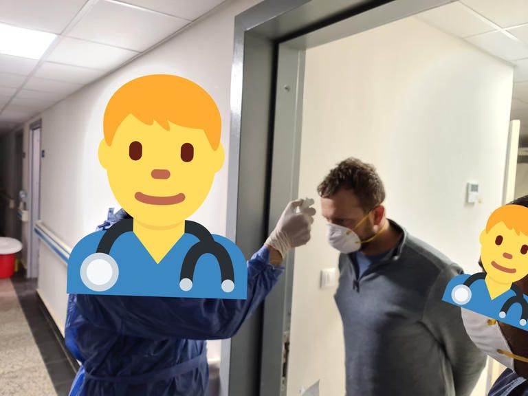 أطباء مصريون أثناء إجراء عملية جراحية - أرشيفية