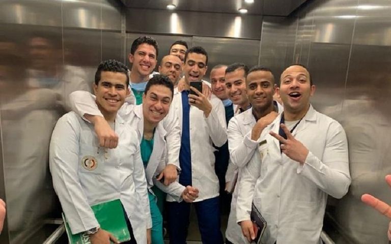 أطباء مصريون أثناء إجراء عملية جراحية - أرشيفية