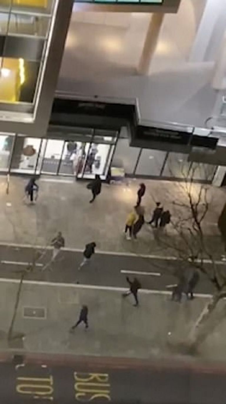 جانب من حادث السرقة في جنوبي لندن متسوقون يصطفون خارج أحد متاجر بريطانيا - ديلي ميل