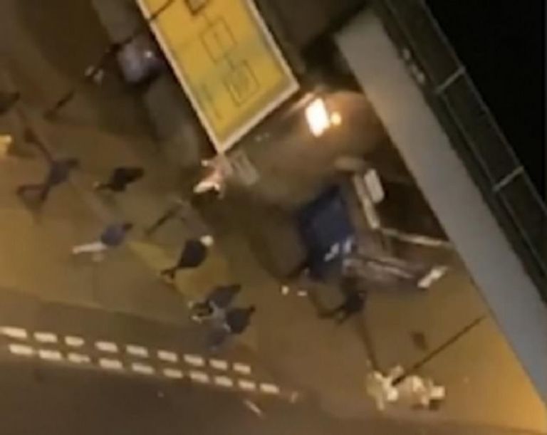 جانب من حادث السرقة في جنوبي لندن متسوقون يصطفون خارج أحد متاجر بريطانيا - ديلي ميل