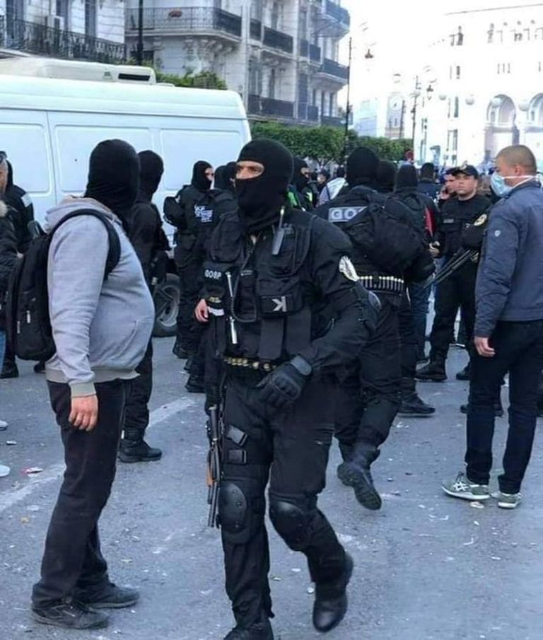 فيروس كورونا يخلي الشوارع في الجزائر