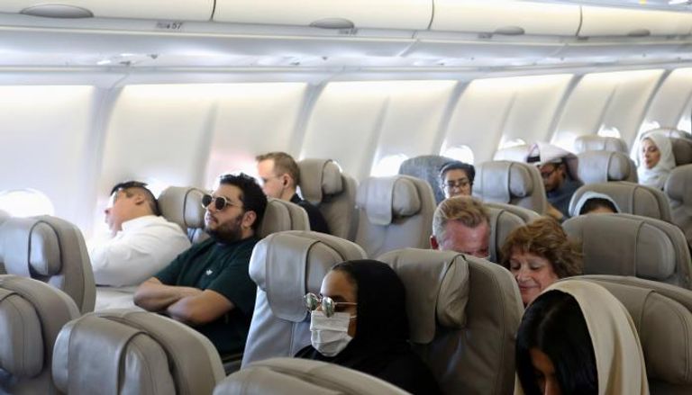 ركاب يرتدون أقنعة واقية للوجه على متن طائرة تابعة للخطوط الجوية السعودية