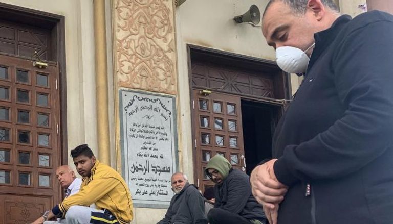 رجل يرتدي قناع وجه كإجراء وقائي ضد فيروس كورونا في صلاة الجمعة بالقاهرة