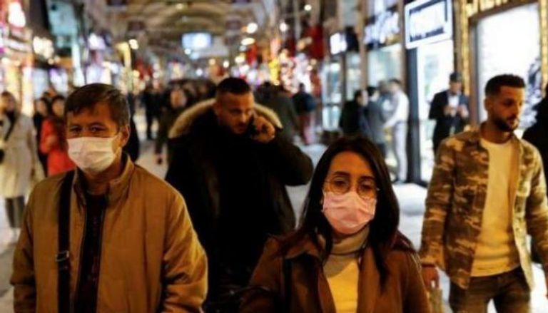 أتراك يضعون كمامات في إسطنبول- رويترز