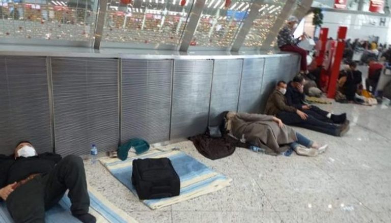 جزائريون عالقون بمطار تركيا يستغيثون لإعادتهم إلى بلدهم