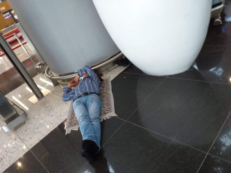 جزائريون عالقون بمطار تركيا يستغيثون لإعادتهم إلى بلدهم جزائريون عالقون بمطار تركيا يستغيثون لإعادتهم إلى بلدهم