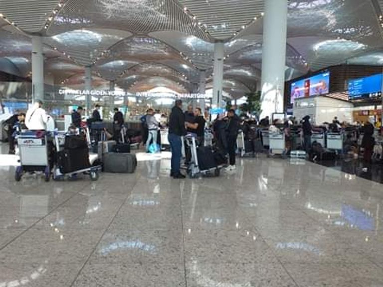 جزائريون عالقون بمطار تركيا يستغيثون لإعادتهم إلى بلدهم جزائريون عالقون بمطار تركيا يستغيثون لإعادتهم إلى بلدهم