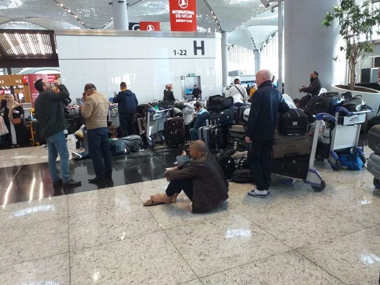 جزائريون عالقون بمطار تركيا يستغيثون لإعادتهم إلى بلدهم جزائريون عالقون بمطار تركيا يستغيثون لإعادتهم إلى بلدهم