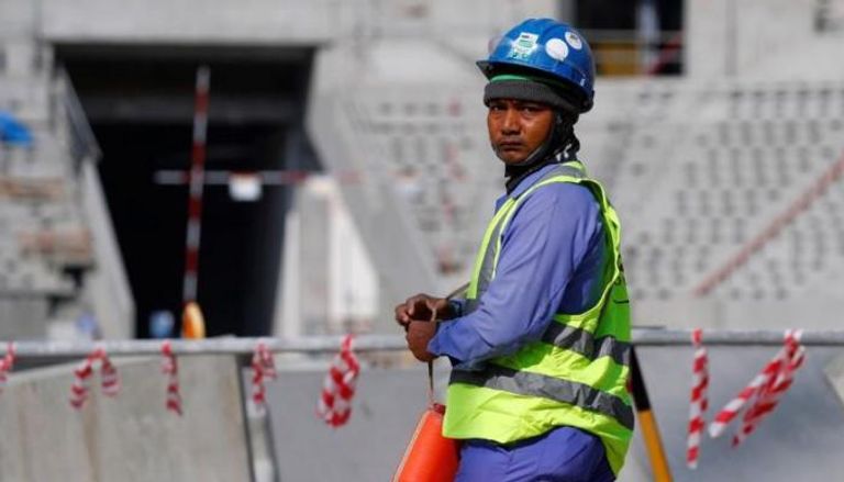 عامل في العاصمة القطرية الدوحة - رويترز 
