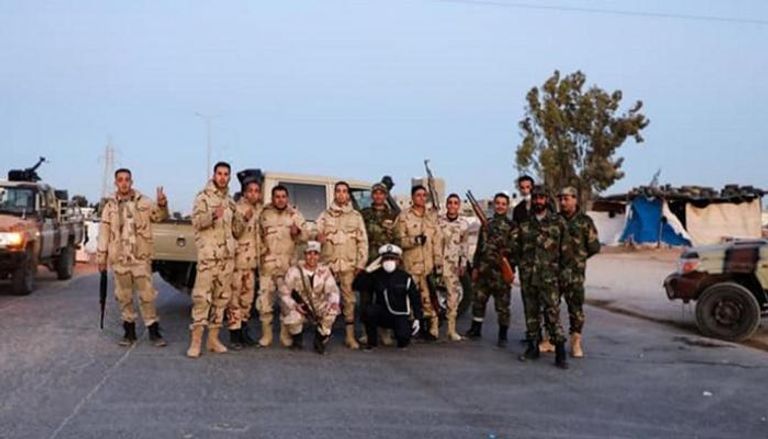 أفراد الجيش الليبي أثناء تطبيق الانتشار ضد كورونا 
