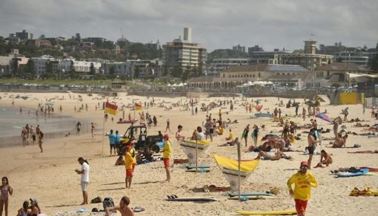 الأستراليون يتوافدون على الشواطئ