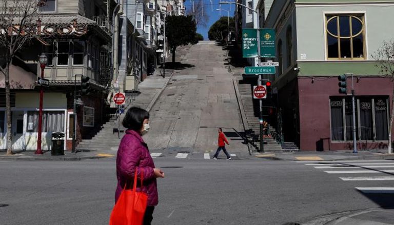 امرأة ترتدي قناعا وقائيا بأحد شوارع سان فرانسيسكو