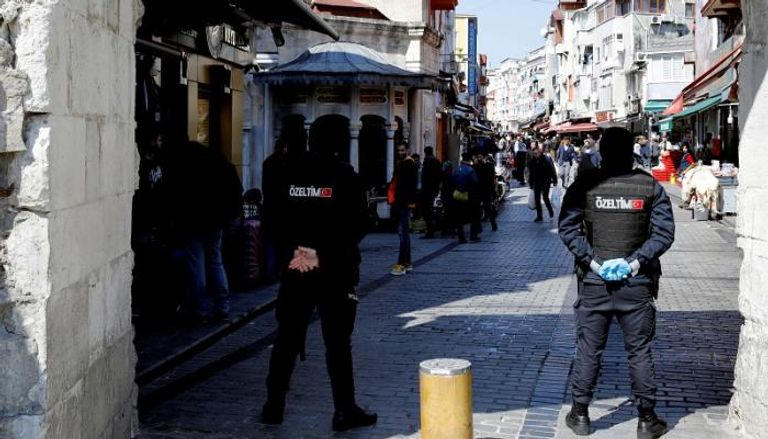 قوات مكافحة الشغب عند مسجد الفاتح في تركيا بعد إغلاقه