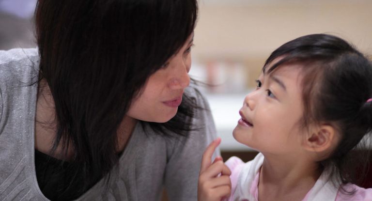 طفلة تتحدث مع والدتها نصائح لتقليل مخاوف طفلك بشأن