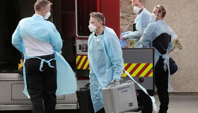 أطباء يرتدون كمامات في الشوارع للوقاية من كورونا بريطاني يرتدي قناعا واقيا