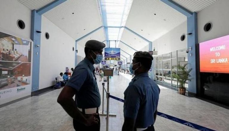 جنديان عند مدخل مطار العاصمة السريلانكية كولومبو