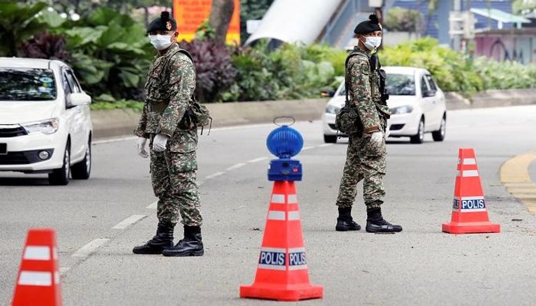 الجيش في ماليزيا يبدأ الانتشار لمواجهة تفشي كورونا