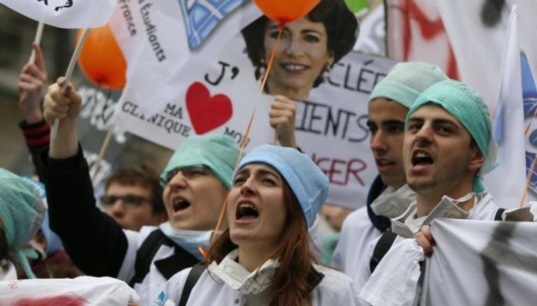 أطباء فرنسيون خلال فعالية احتجاجية 
