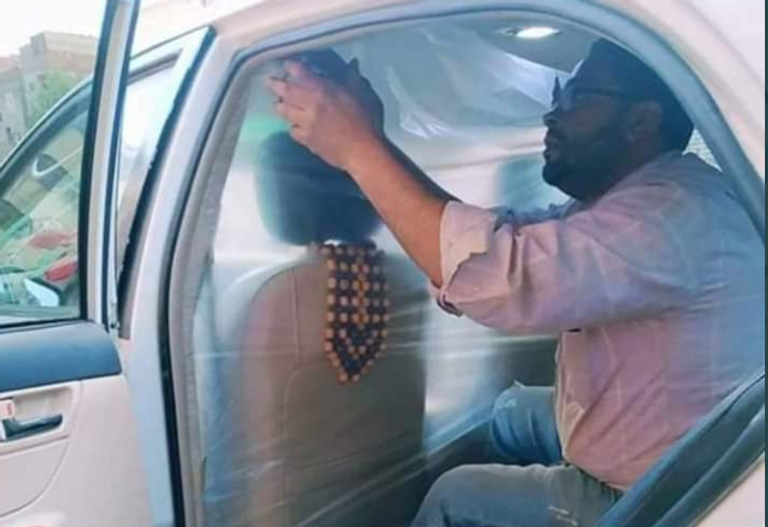 إيطالي يعزف من شرفة المنزل لمواجهة كورونا