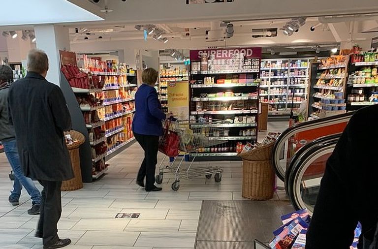 ميركل تتسوق بمفردها في أحد المتاجر