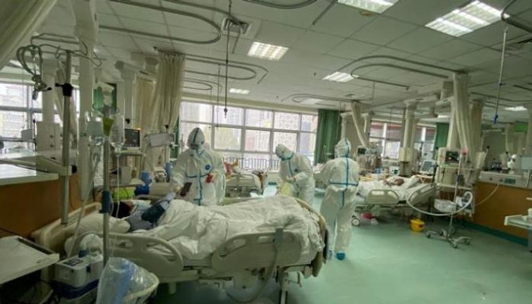 أطباء يعالجون مصاببن بفيروس كورونا داخل مستشفى