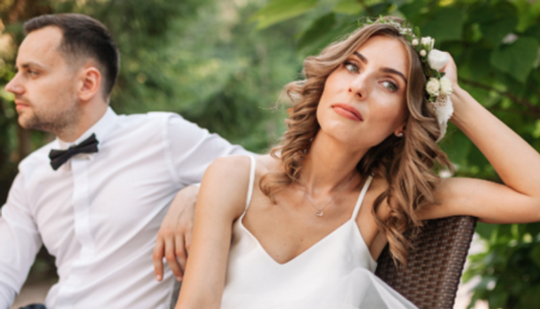 عروسان خلال حفل زفافهما