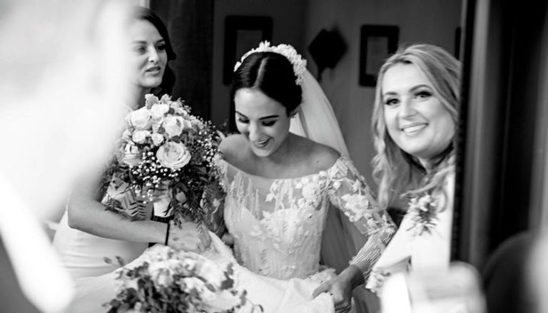 عروس تقوم بالتجهيز لحفل زفافها 