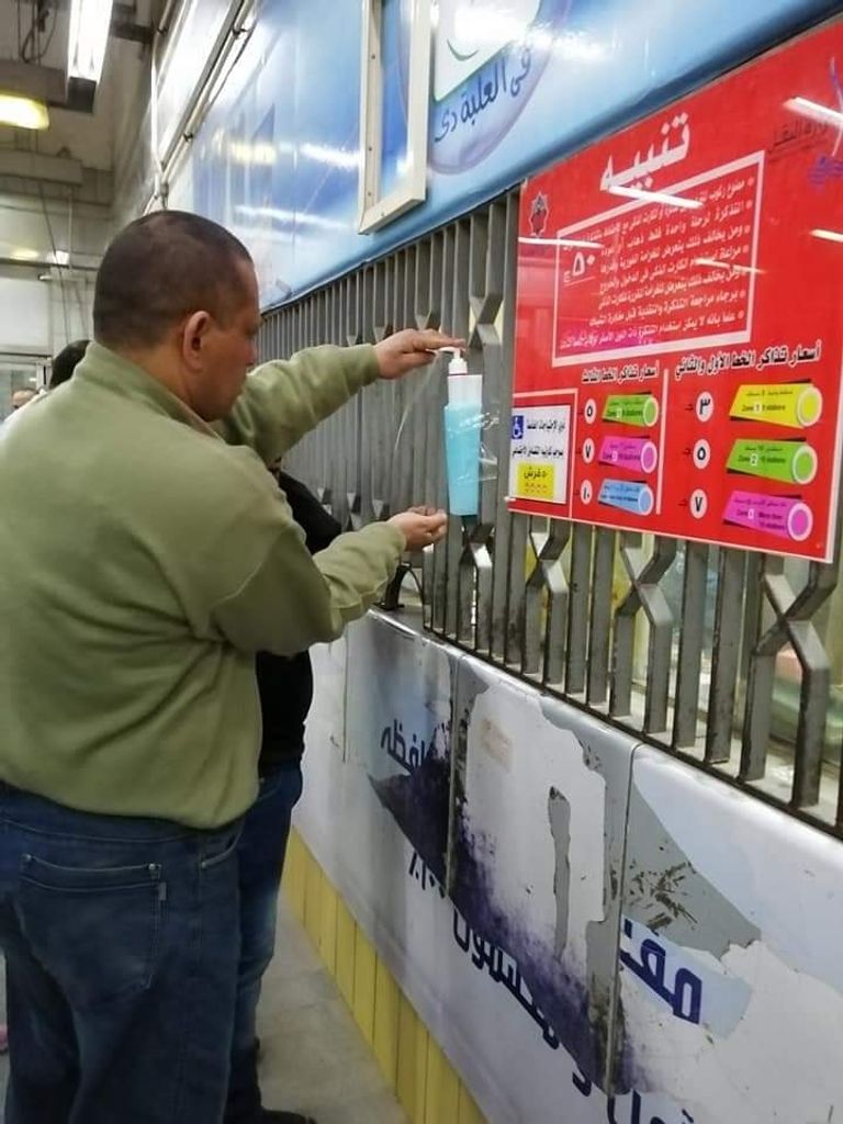 شباب مصري يضع جل معقم للوقاية من كورونا عند منافذ بيع تذاكر مترو الأنفاق حملات التطهير ذاتية المجهود وصلت إلى محطات مترو الأنفاق