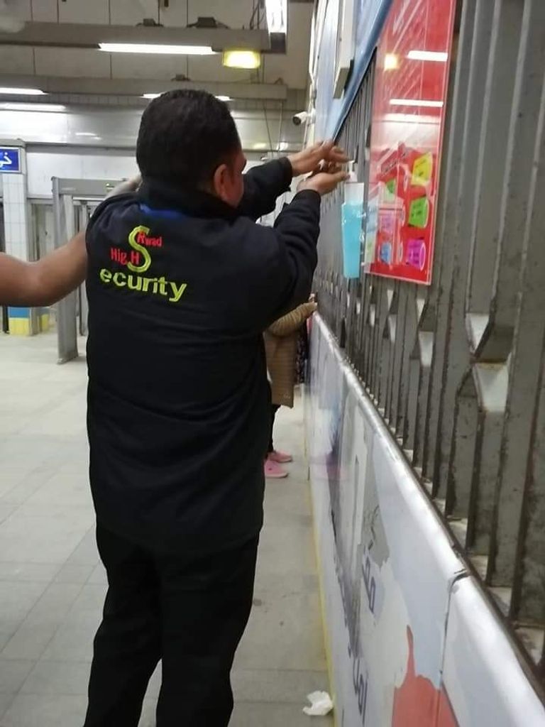 شباب مصري يضع جل معقم للوقاية من كورونا عند منافذ بيع تذاكر مترو الأنفاق حملات التطهير ذاتية المجهود وصلت إلى محطات مترو الأنفاق