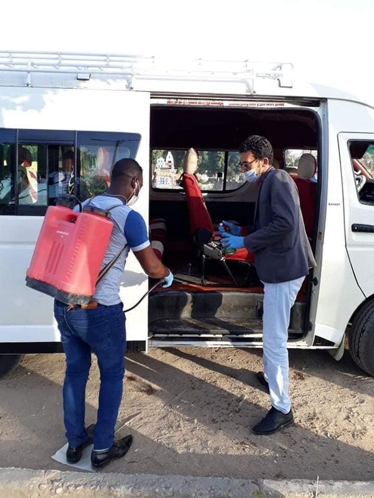 مجموعة من الشباب بمحافظة الأقصر يقوموا بتعقيم سيارات الأجرة التي تتنقل بين المراكز والمدينة الرئيسية حملات التطهير ذاتية المجهود وصلت إلى محطات مترو الأنفاق