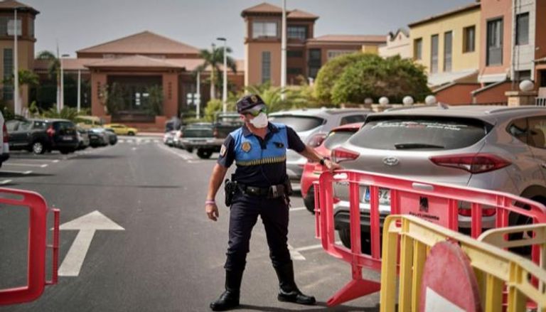 ضابط شرطة إسباني يضع حاجزا أمام أحد الفنادق