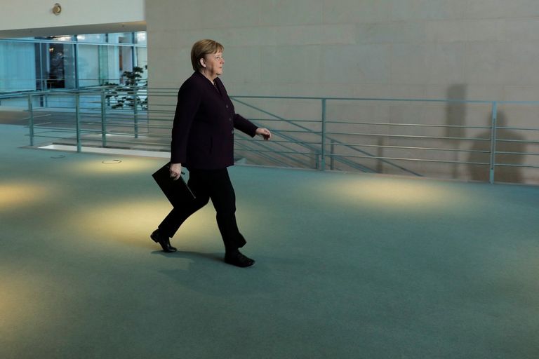 المستشارة الألمانية أنجيلا ميركل ألمان يتابعون كلمة لميركل عبر شاشات التلفزيون من المنازل